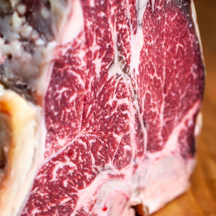 Marezzatura della carne bovina indice di qualità e stato di salute della carne macelleria divina carni d'autore